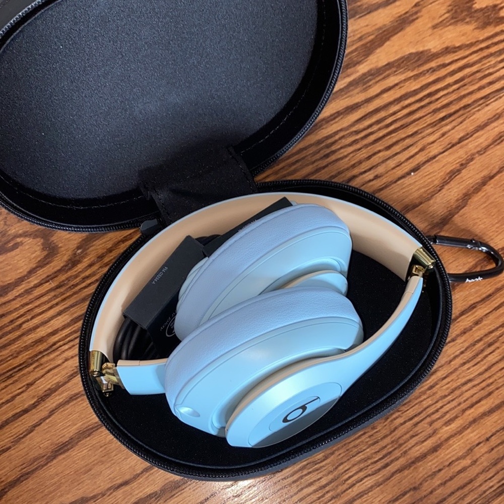 Beats Studio 3 wireless and noise cancelling headphones in crystal blue and gold - Picture 4 of 4